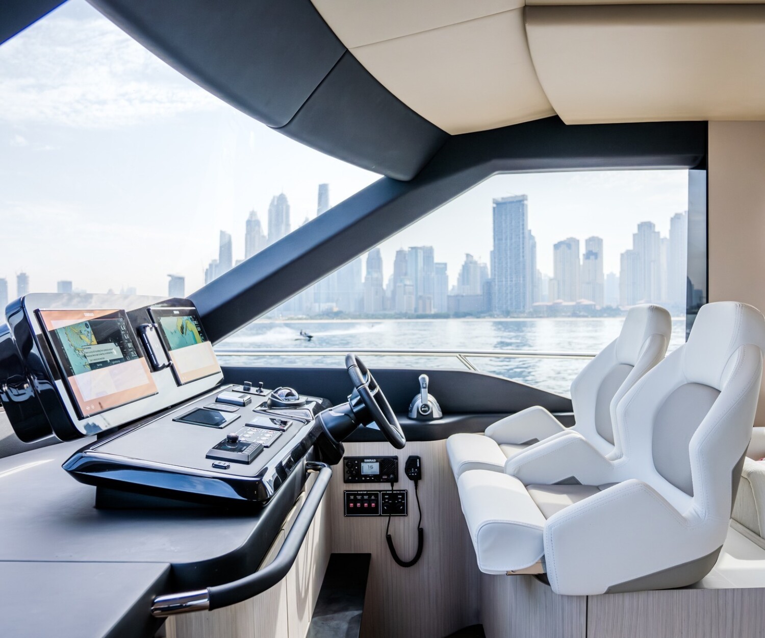 Majesty-65_Helm-Station
