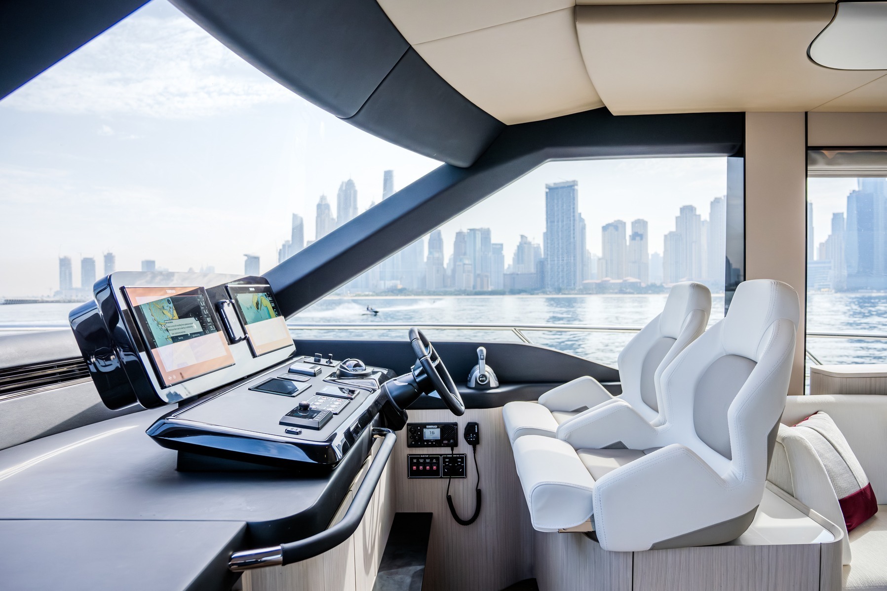 Majesty-65_Helm-Station